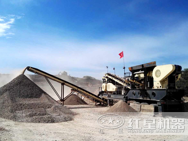 履帶式圓錐破碎移動站工作現(xiàn)場