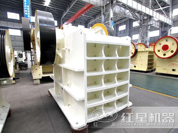 水洗砂生產線設備：顎式破碎機