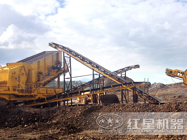 國產車載碎石設備作業現場