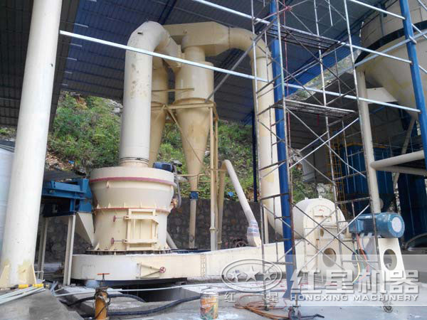 雷蒙磨粉機工作現(xiàn)場圖