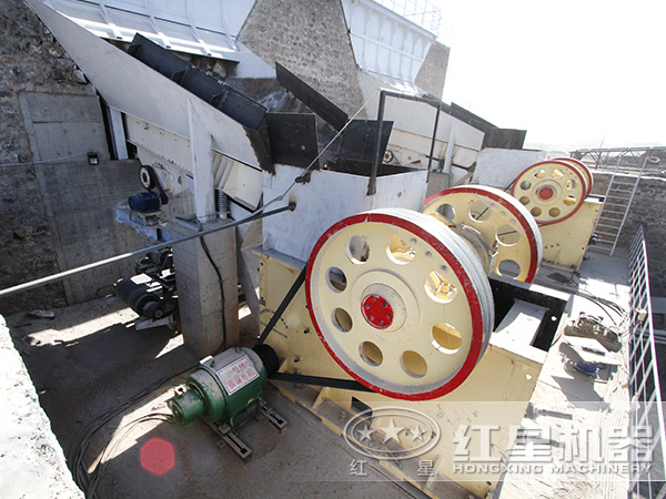 1200×1800顎式破碎機工作現場圖