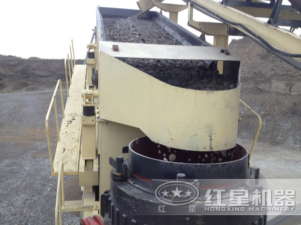 圓錐移動式破碎機工作現場圖