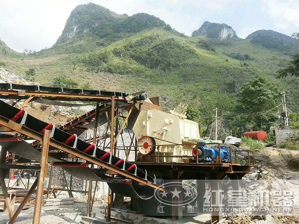 鵝卵石反擊式破碎機現場