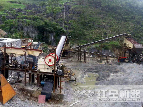 鄂式破碎機現場