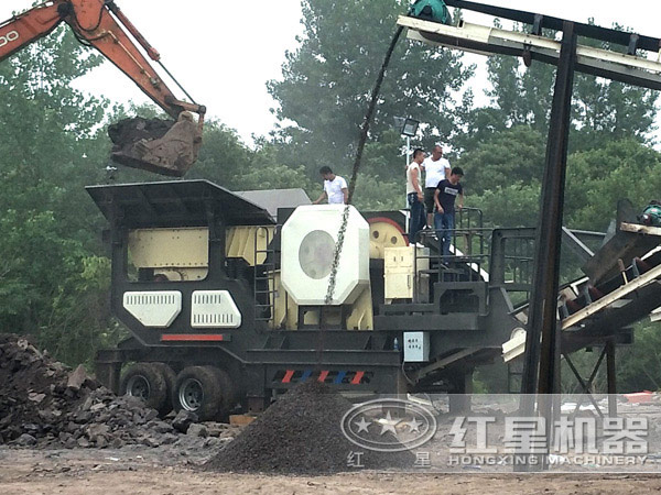 1300tph移動式顎式破碎機現場圖